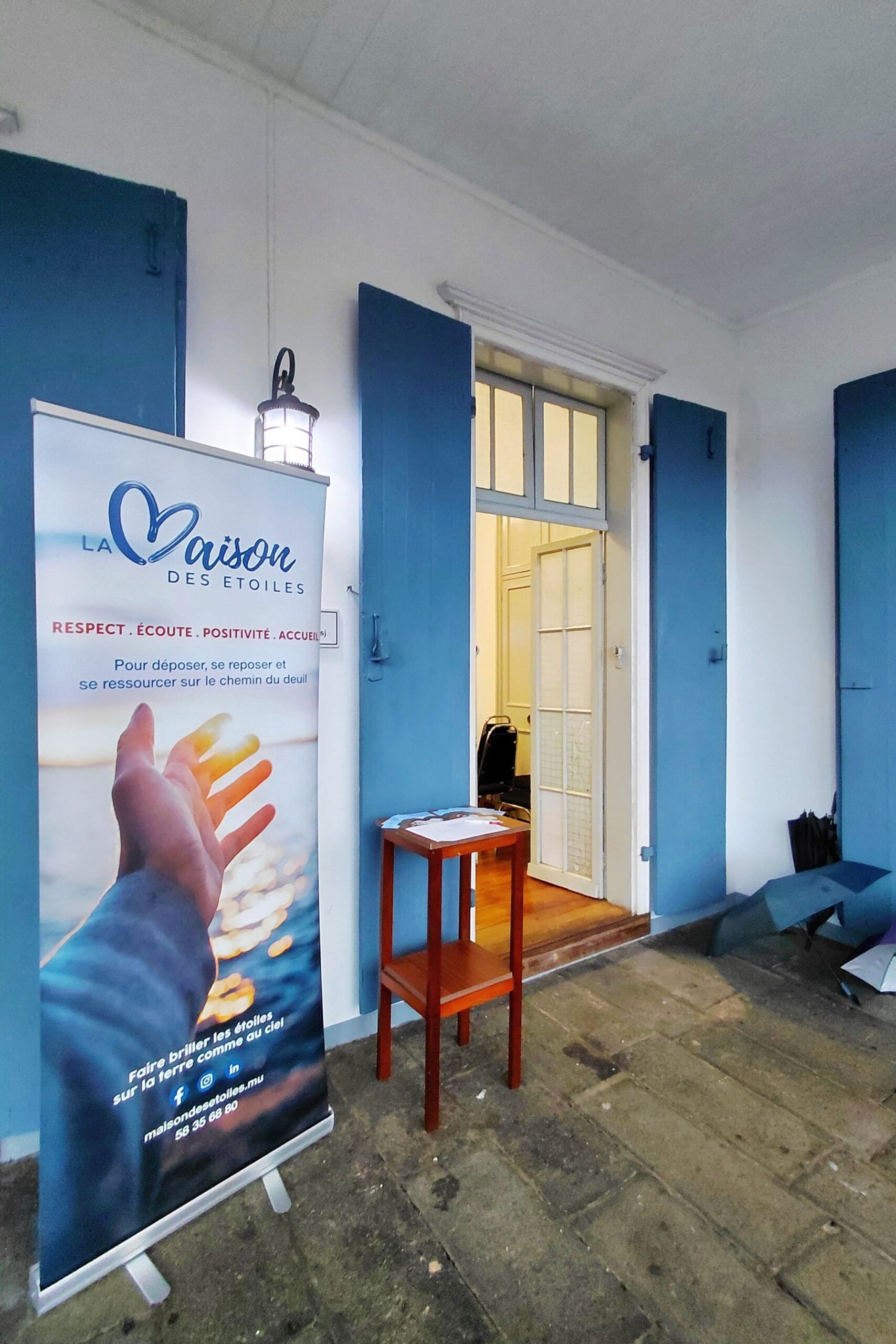 Le roll up banner de La Maison Des Étoiles à la porte d'entrée de la Salle J.B. Dravet au ICJM.
