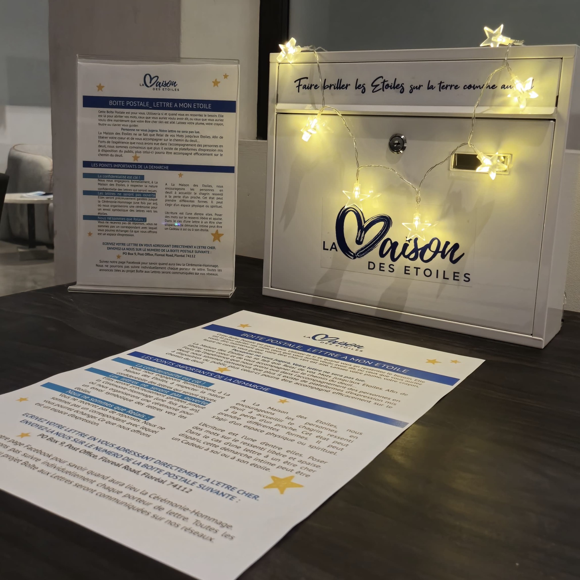 Une boite postale avec une guirlande lumineuse